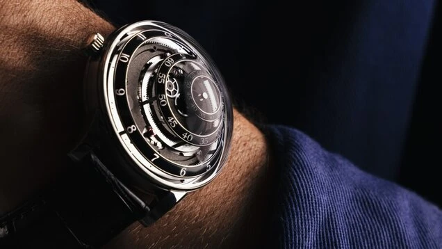 trilobe watch on a man wrist