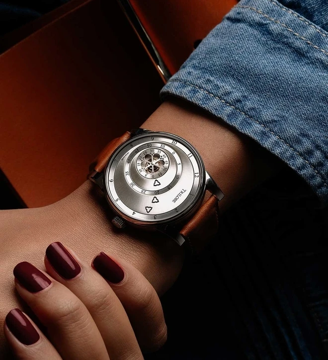 trilobe_les_martinaux_sunray_silver_wristshot