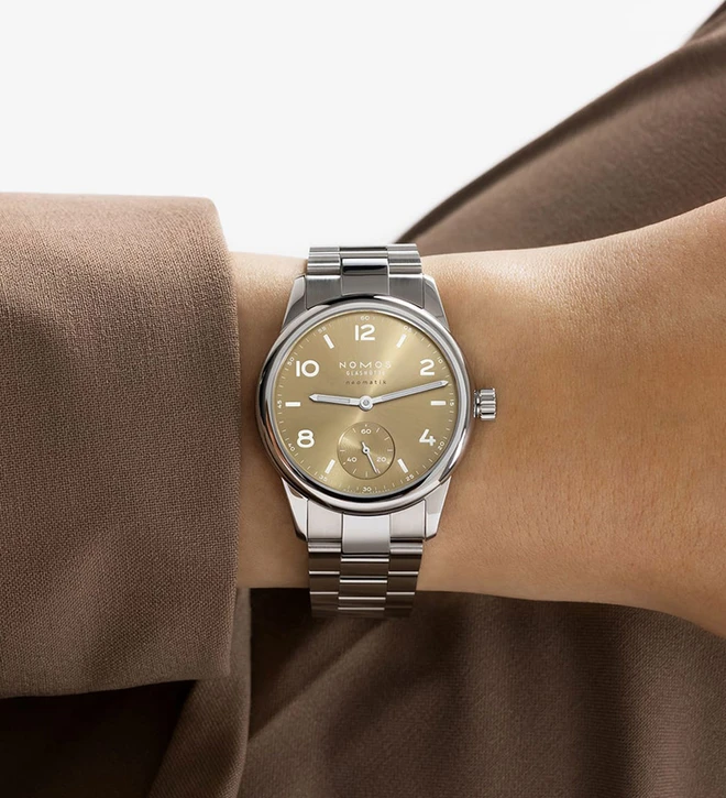 Nomos Club Sport neomatik 34 gold wristshot