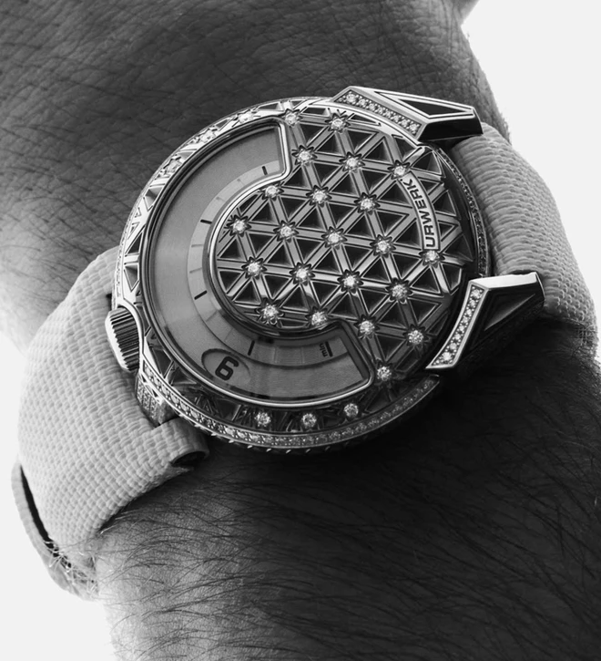 urwerk ur 101 diamond sky wristshot