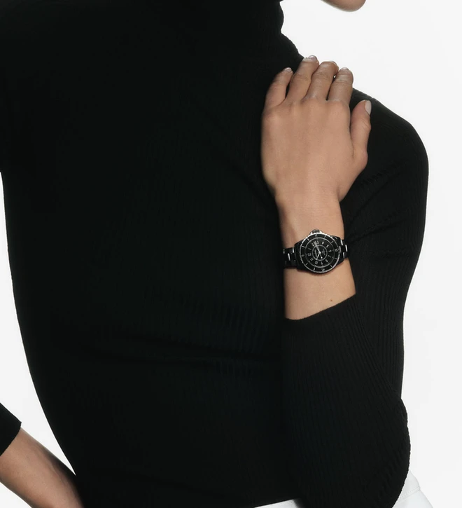 chanel j12 black 33mm H5696 lifestyle