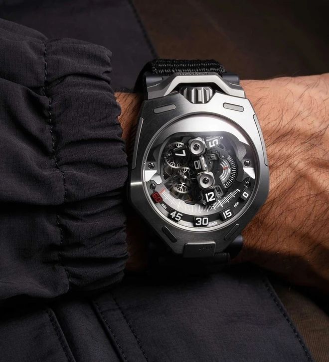 UR 300 time quantum titanium wristshot