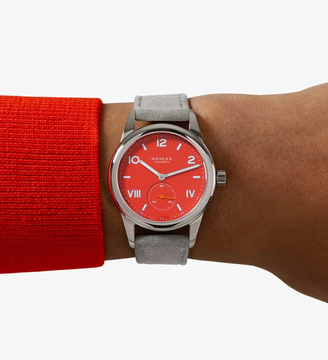 nomos_club_campus_red_stop_38_wristshot