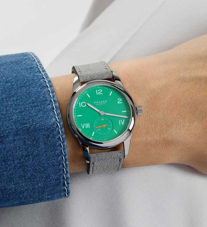 nomos_club_campus_36_electric_green_wristshot