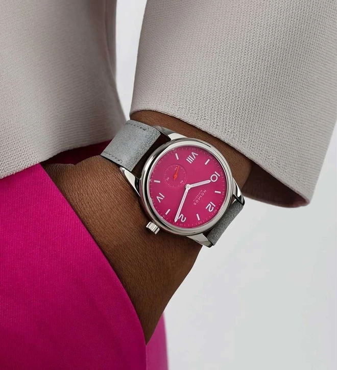 nomos_club_campus_pink_36_wristshot