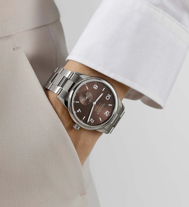 nomos_club_sport_neomatik_tabac_wristshot