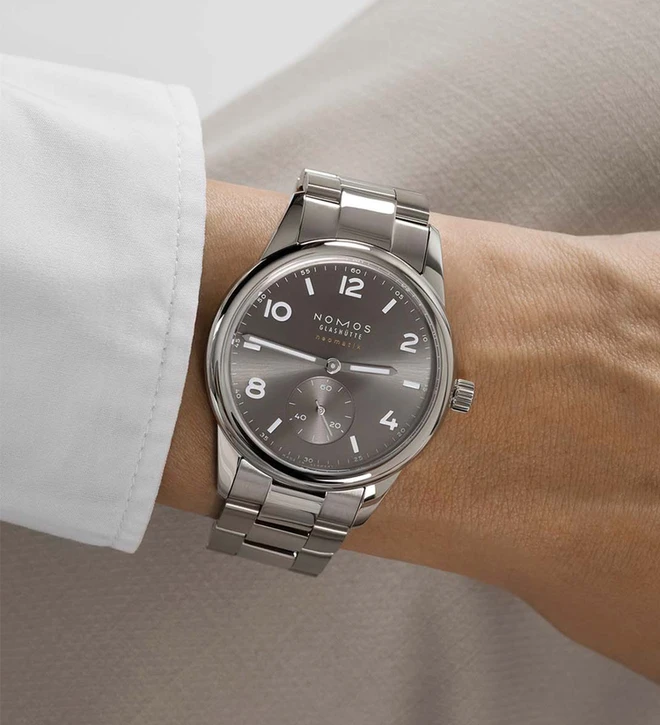 nomos_club_sport_neomatik_ember_wristshot