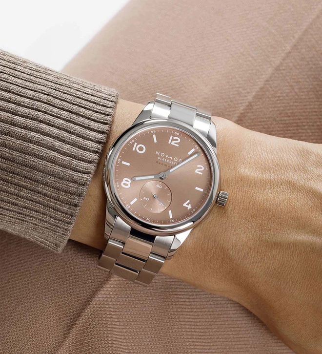 nomos_club_sport_neomatik_ember_wristshot