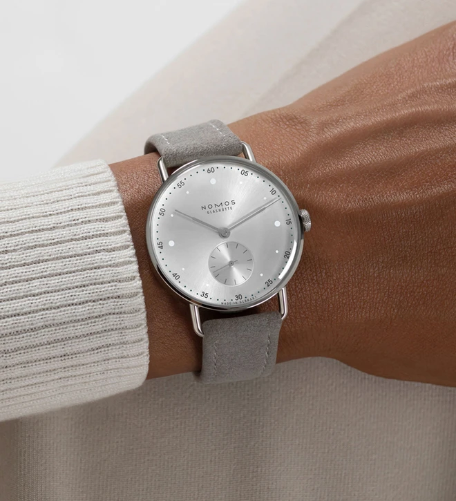 metro_33_silver_wristshot