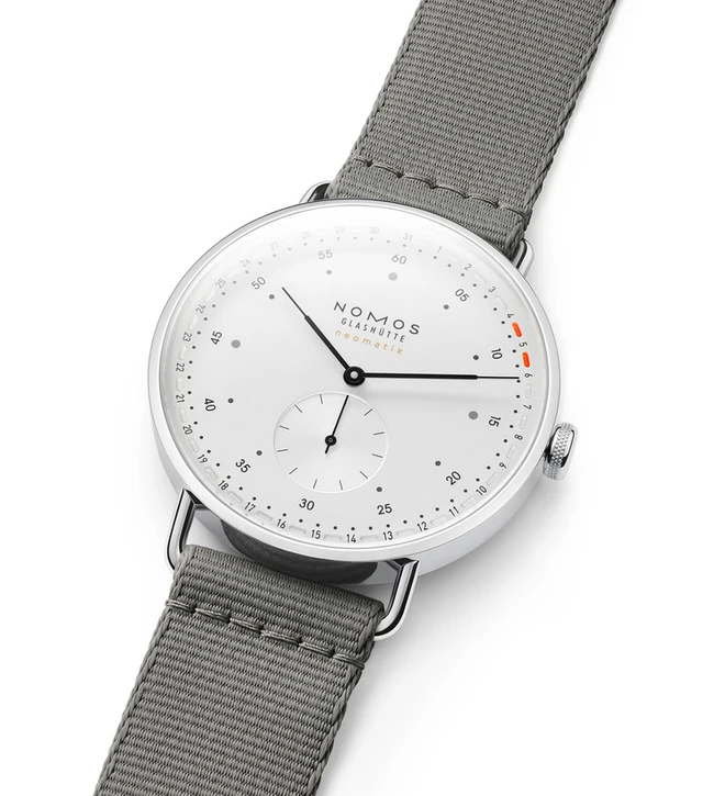 metro_41_neomatik_update_wristshot