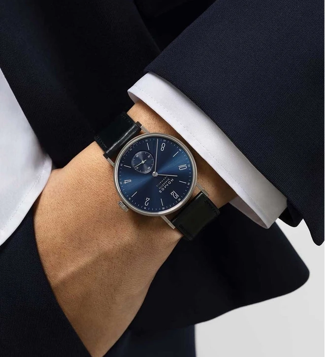 tangente_neomatik_38_blue_gold_wristshot