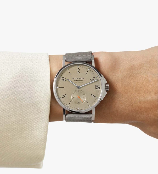 Ahoi_neomatik_38_sand_wristshot