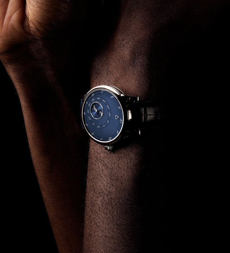 trilobe_les_martinaux_l_heure_exquise_blue_38_wristshot