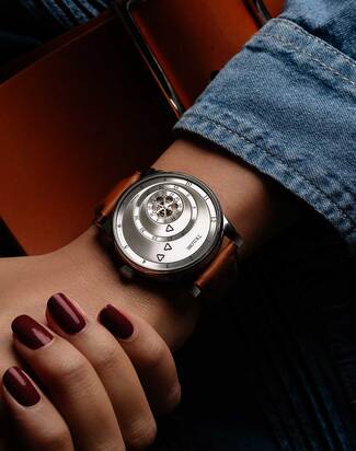 trilobe_les_martinaux_sunray_silver_wristshot