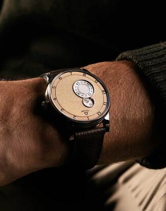 trilobe_nuit_fantastique_grained_dune_wristshot