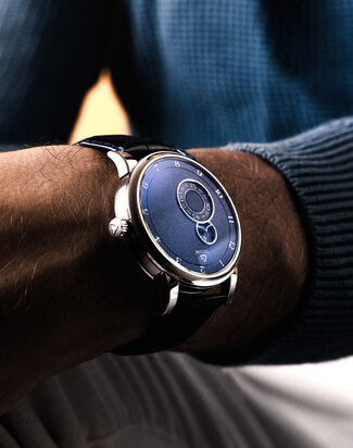 trilobe_nuit_fantastique_grained_blue_wristshot