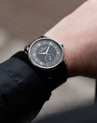 louis erard excellence petite Send guilloche black wristshot