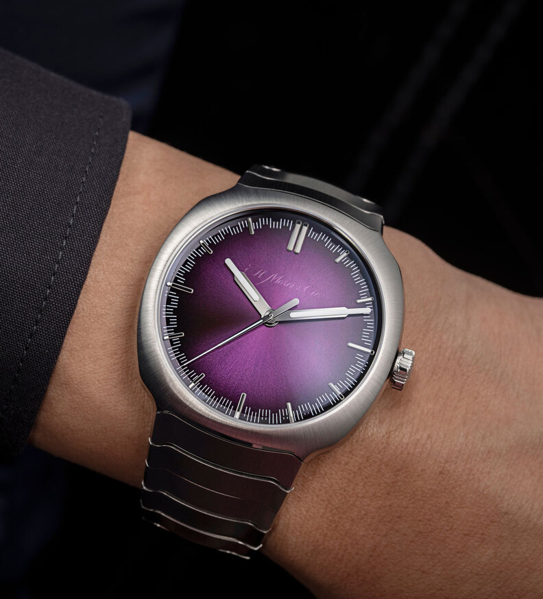 HMoser Streamliner Centre Seconds Purple Haze wristshot