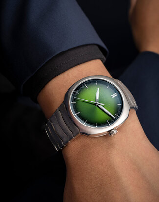 HMoser Streamliner Centre Seconds Matrix Green wristshot