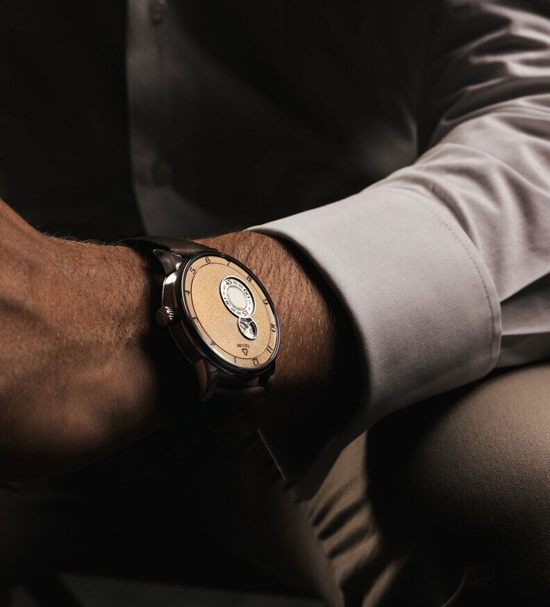 trilobe nuit fantastique grained dune 385 wristshot