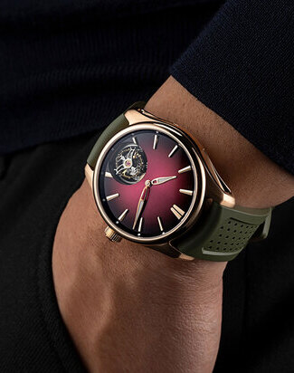HMoser Pioneer Tourbillon RG Burgundy Fume wristshot