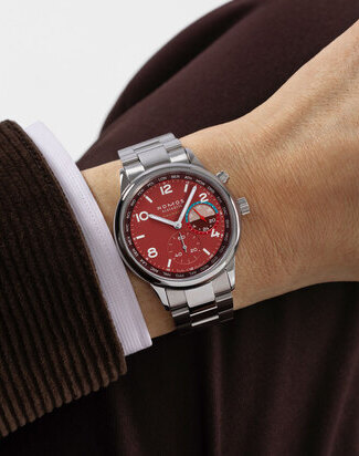 Nomos Club Sport neomatik Worldtimer magma wristshot