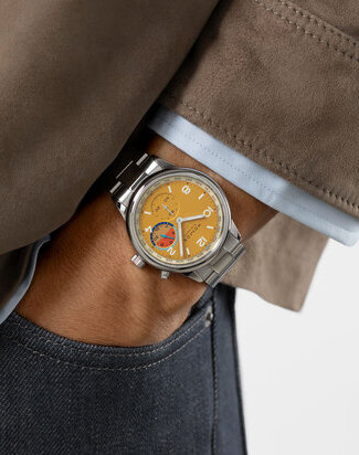 Nomos Club Sport neomatik Worldtimer Dune wristshot
