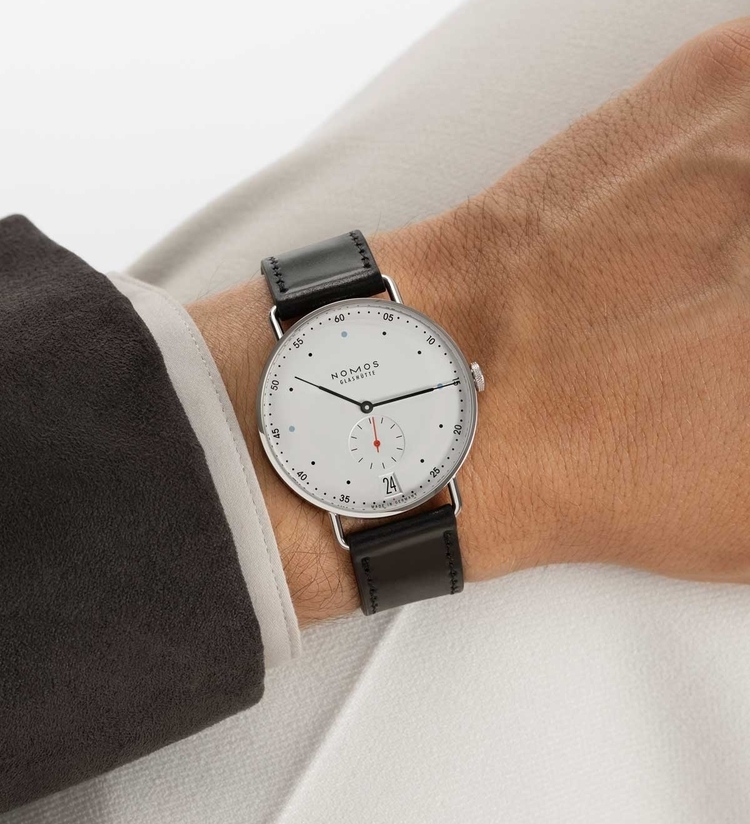 nomos metro 38 date wristshot