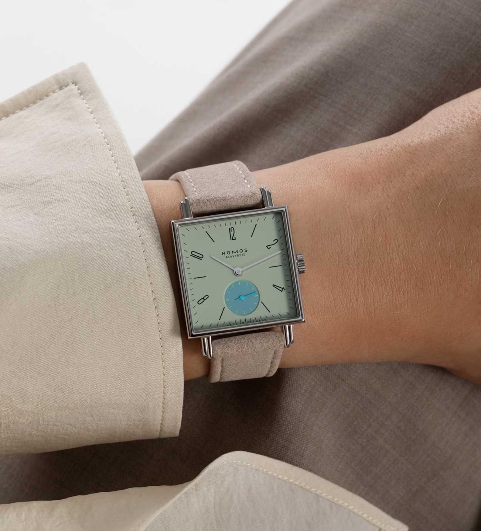 nomos tetra salvia wristshot