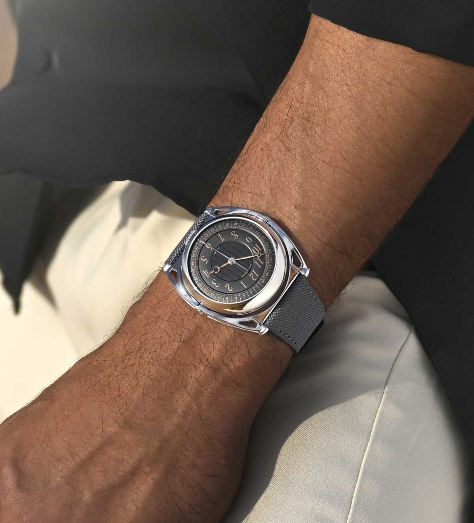 De Bethune DB Kind of Two Jumping GMT black wristshot