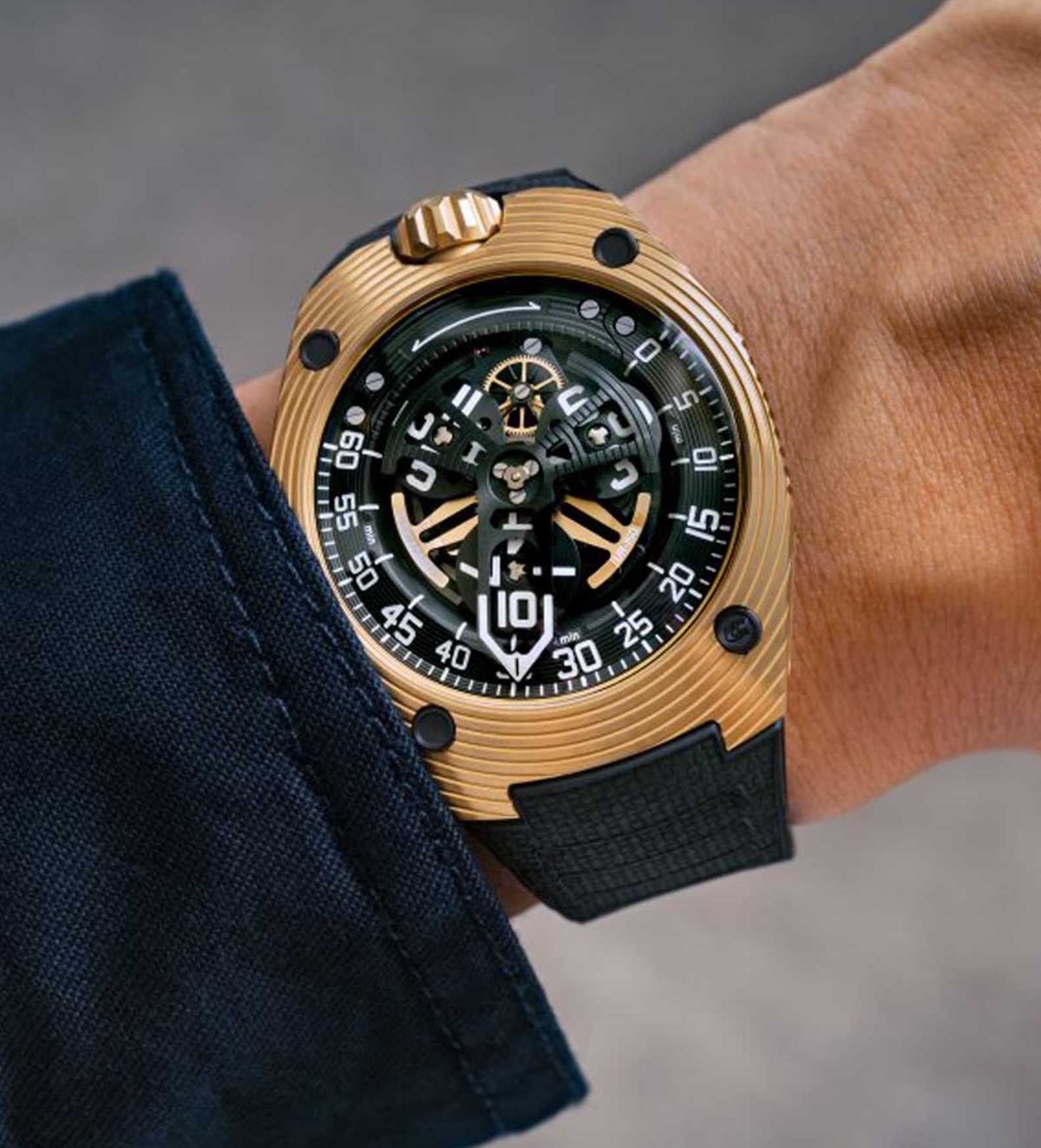 urwerk ur150 scorpion golden wristshot