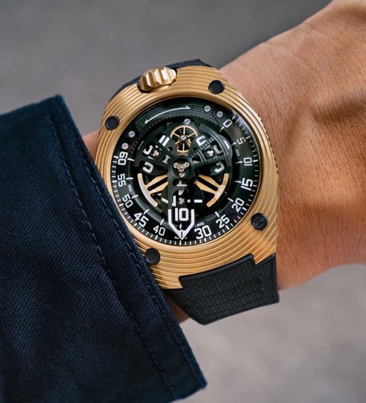 urwerk ur150 scorpion golden wristshot