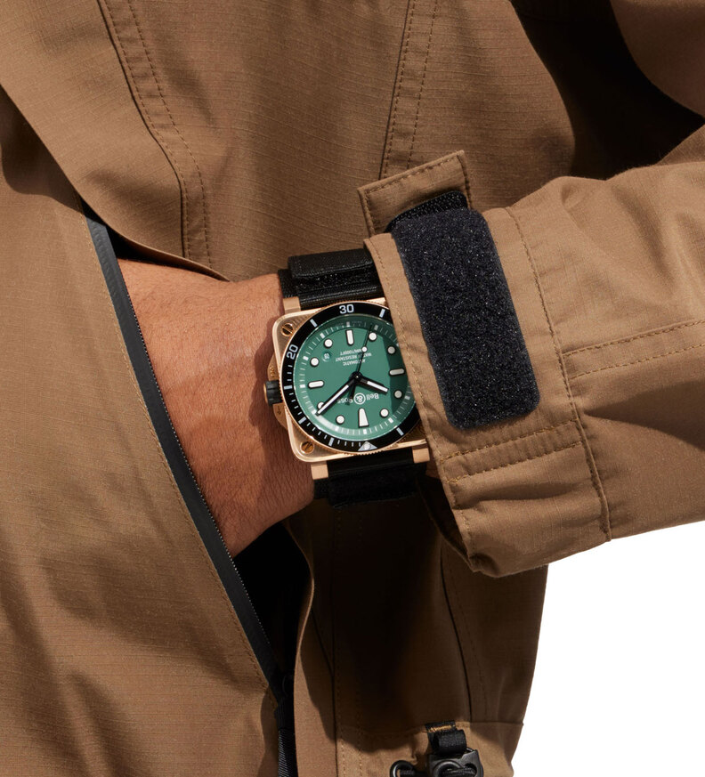 BR0392divergreenblack_bellross_wristshot