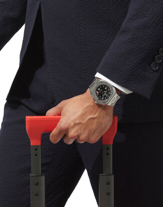 BR05_gmtblack_bellross_wristshot