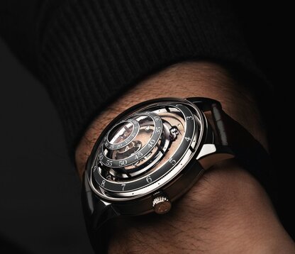 trilobe watch on a man wrist