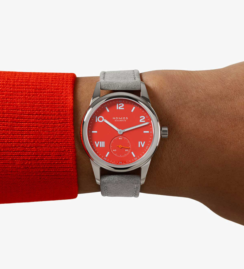 nomos_club_campus_red_stop_38_wristshot