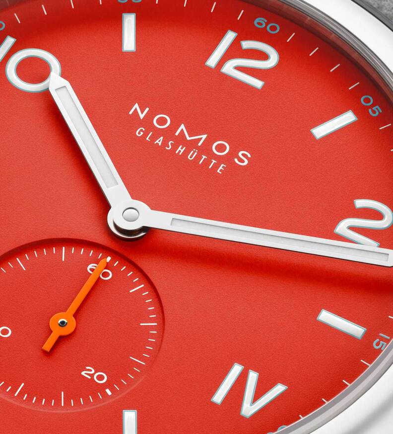 nomos_club_campus_red_stop_38_dial