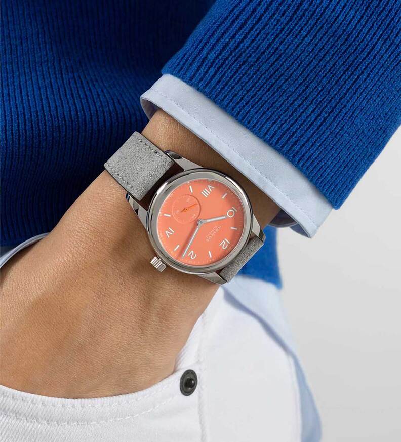 nomos_club_campus_cream_coral_36_wristshot