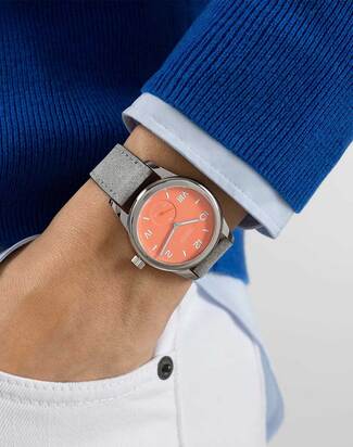 nomos_club_campus_cream_coral_36_wristshot