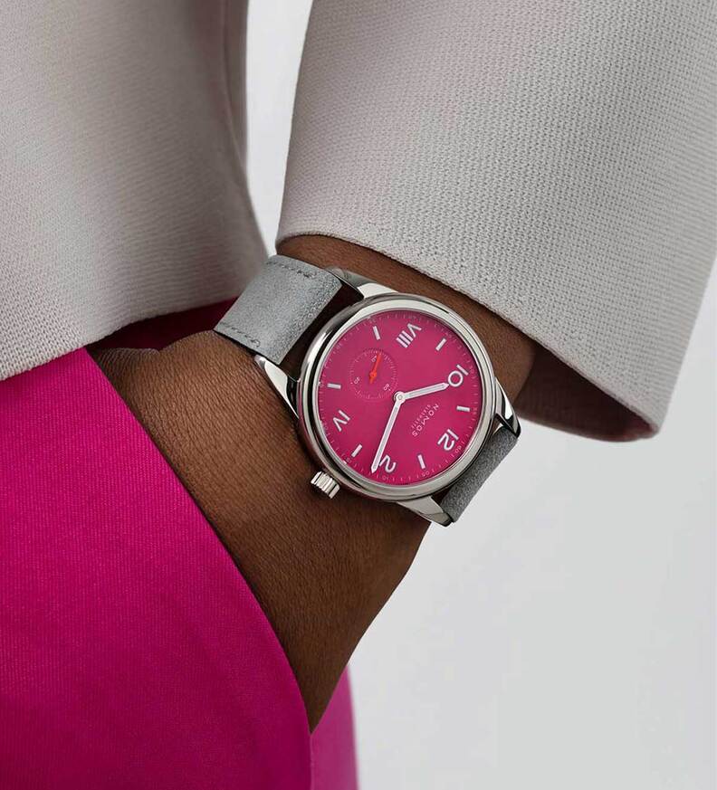 nomos_club_campus_pink_38_wristshot