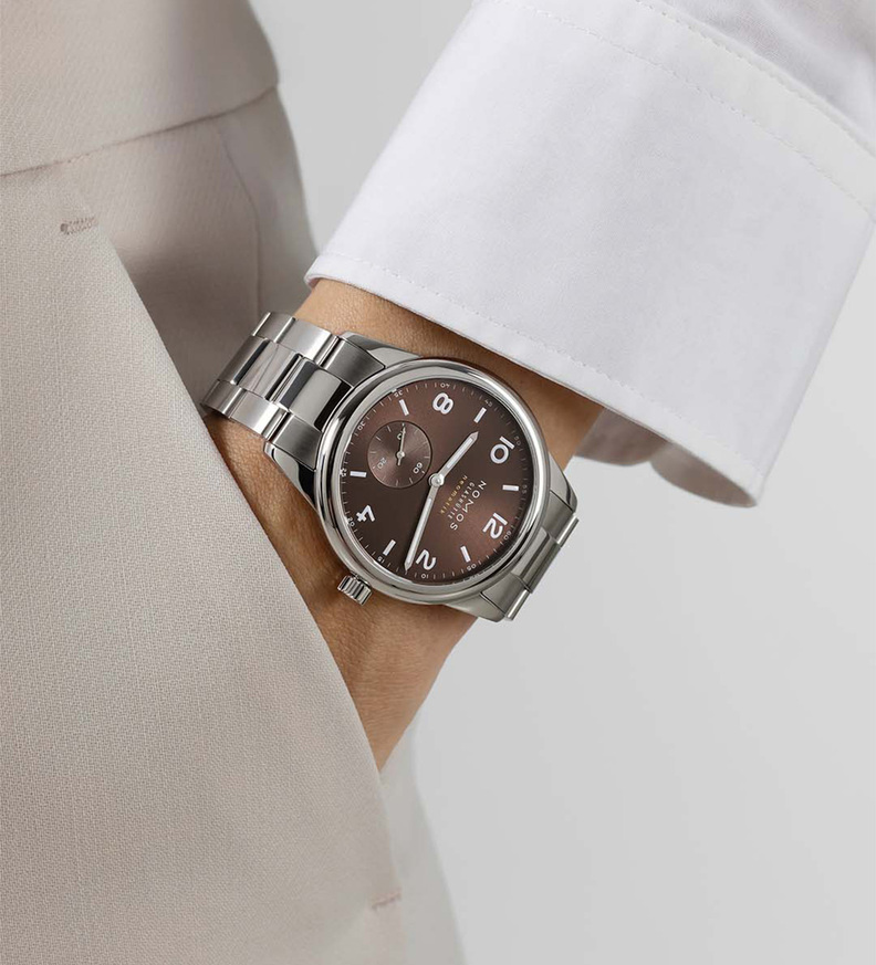 nomos_club_sport_neomatik_tabac_wristshot