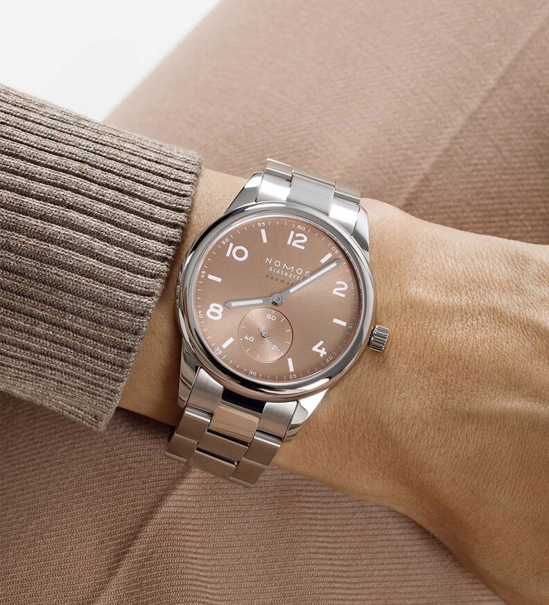 nomos_club_sport_neomatik_ember_wristshot