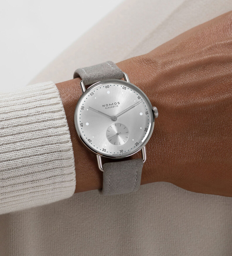 metro_33_silver_wristshot