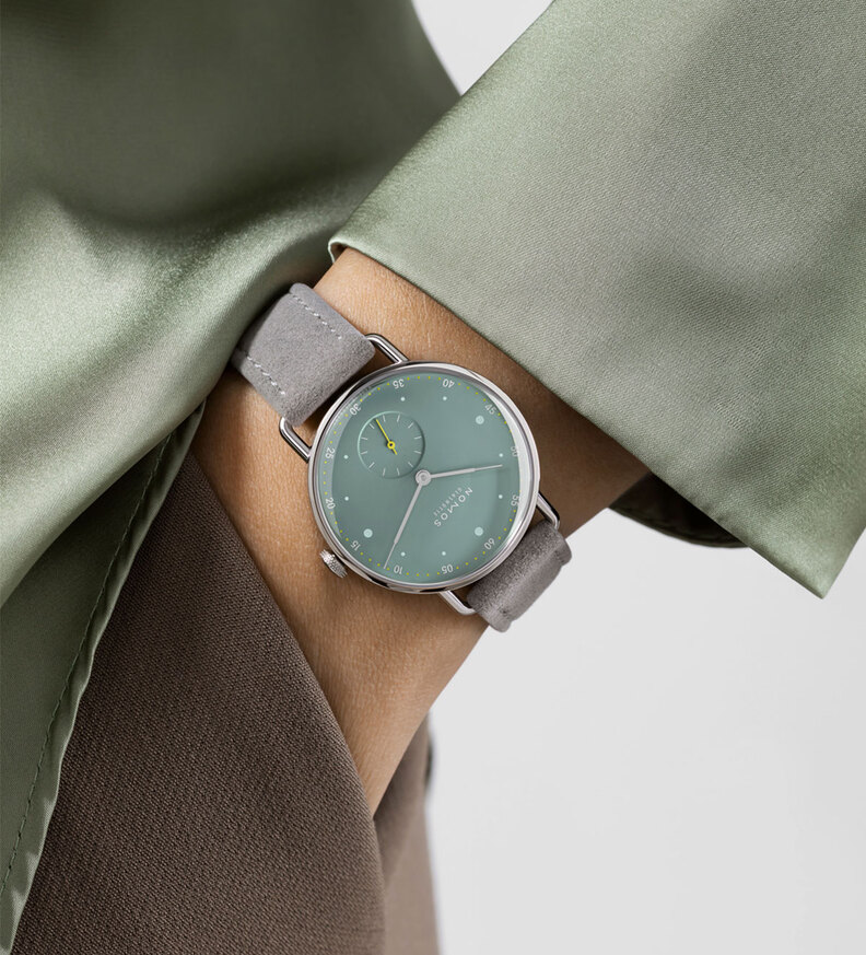 metro_33_sage_wristshot