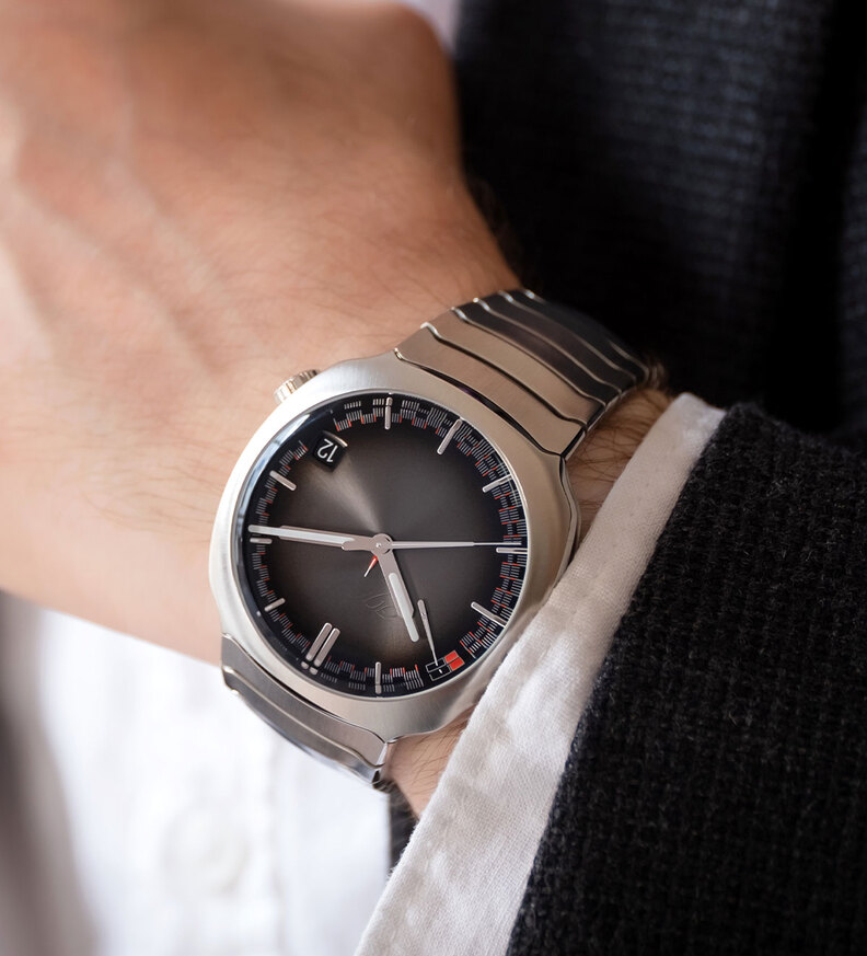 hmoser_streamliner_perpetual_calendar_wristshot
