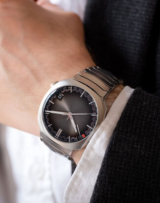 hmoser_streamliner_perpetual_calendar_wristshot
