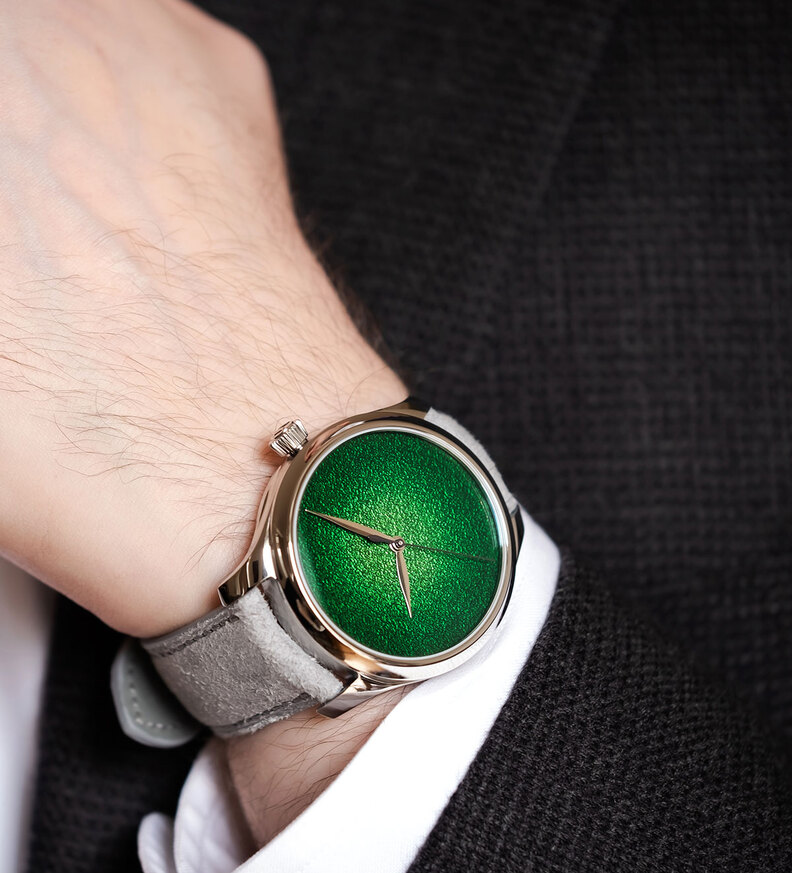hmoser_endevour_centre_seconds_concept_lime_green_wristshot