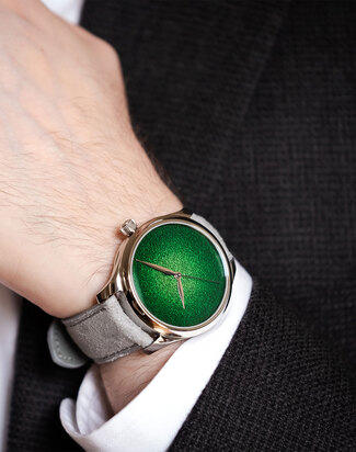 hmoser_endevour_centre_seconds_concept_lime_green_wristshot